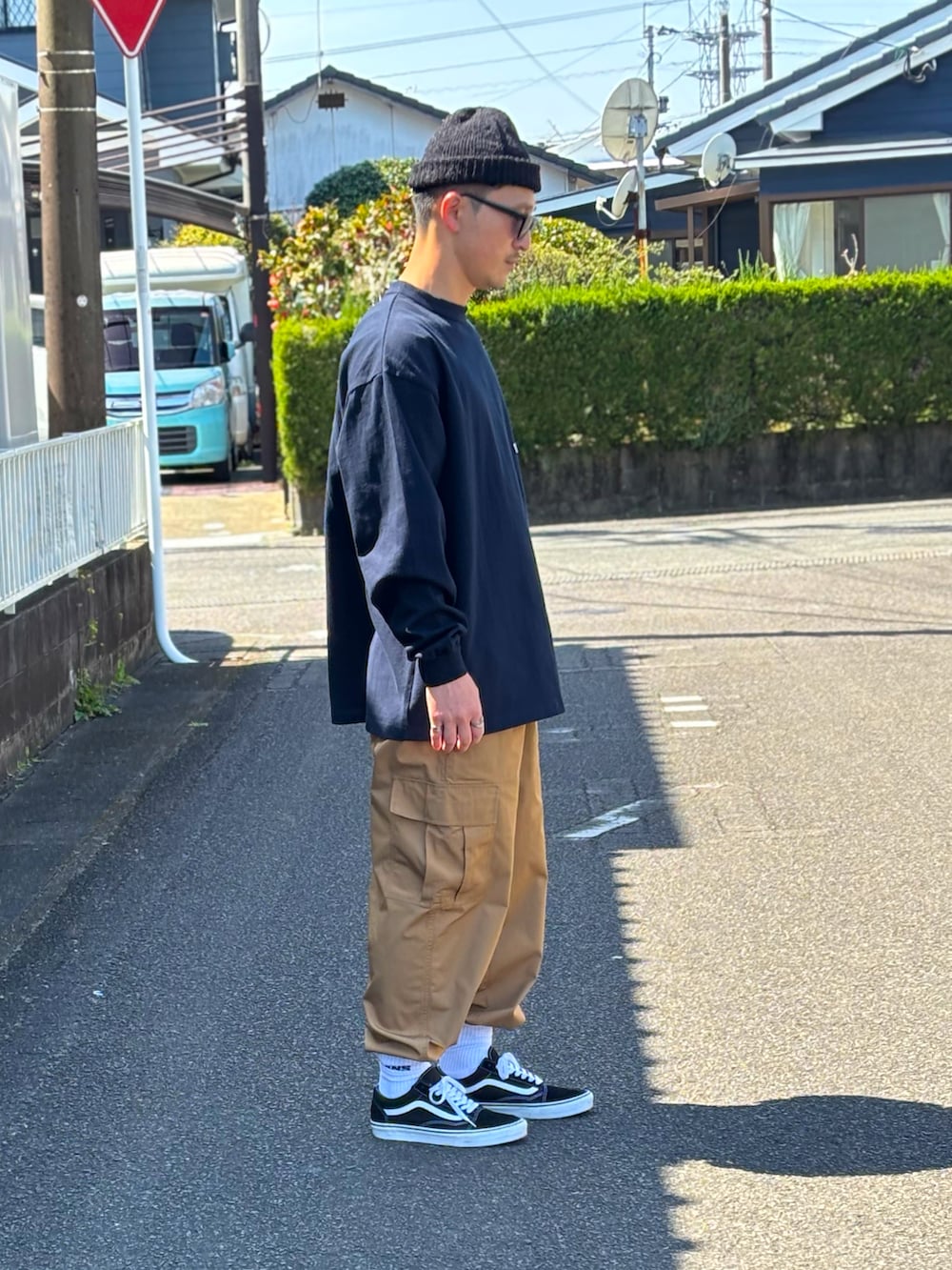 ブルー系のTシャツ/カットソー、ブルー系のスニーカー、ベージュ系のカーゴパンツを着用したメンズの春コーディネートの2枚目の写真