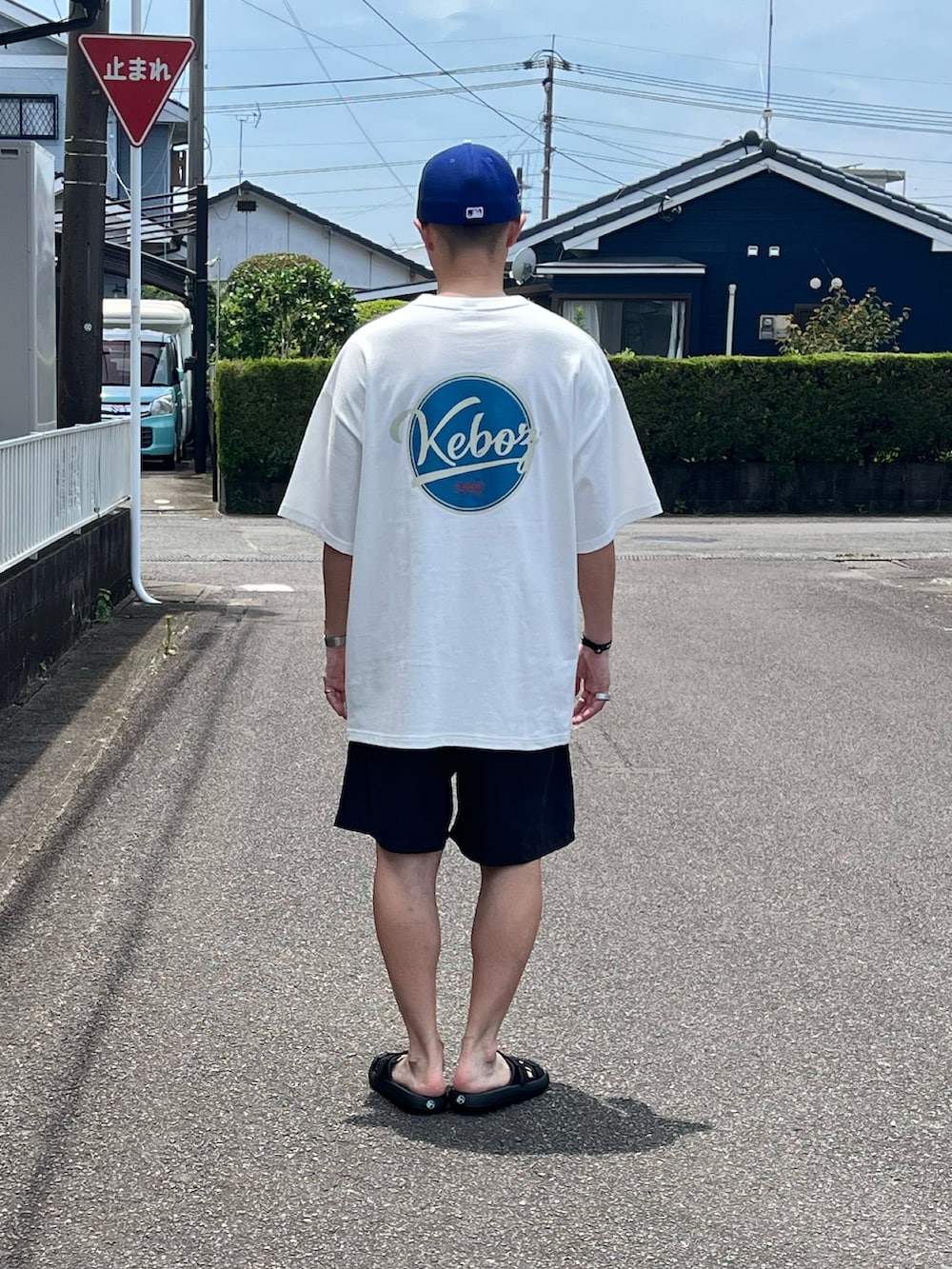 ブラック系のサンダル、ホワイト系のTシャツ/カットソー、ブルー系のその他パンツを着用したメンズの夏コーディネートの4枚目の写真
