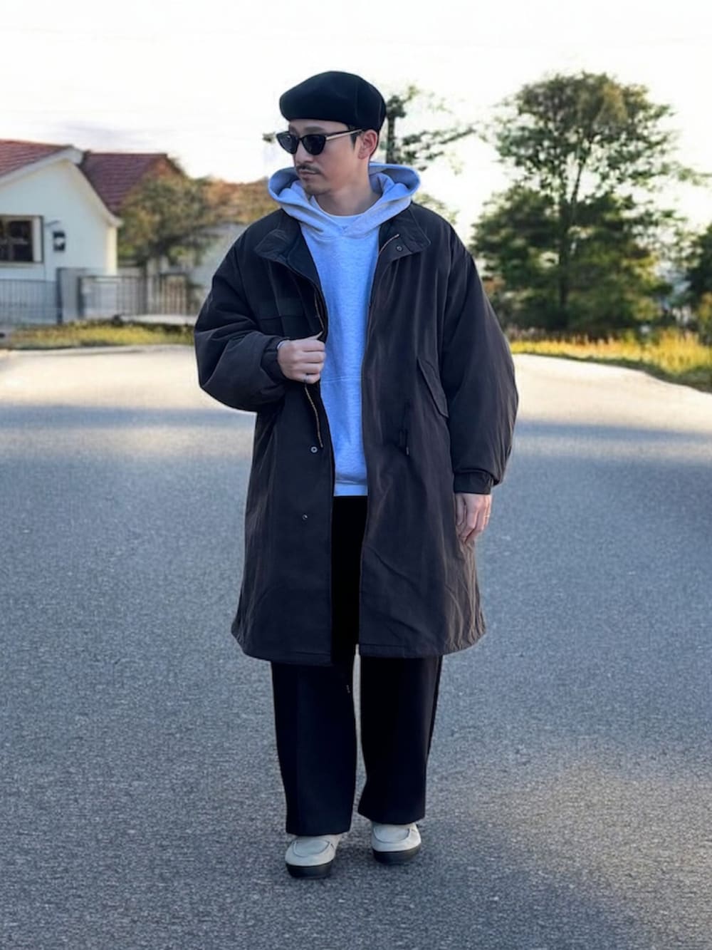 グレー系のパーカー、ホワイト系のTシャツ/カットソー、ブラック系のモッズコートを着用したメンズの冬コーディネートの2枚目の写真