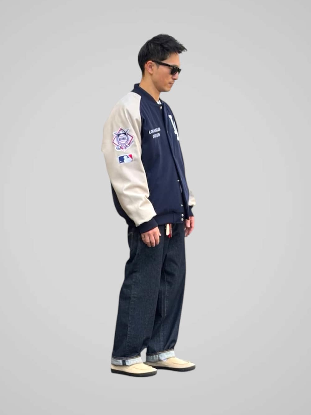 ブルー系のデニムパンツ、グレー系のスウェット、ブルー系のスタジャンを着用したメンズの冬コーディネートの2枚目の写真