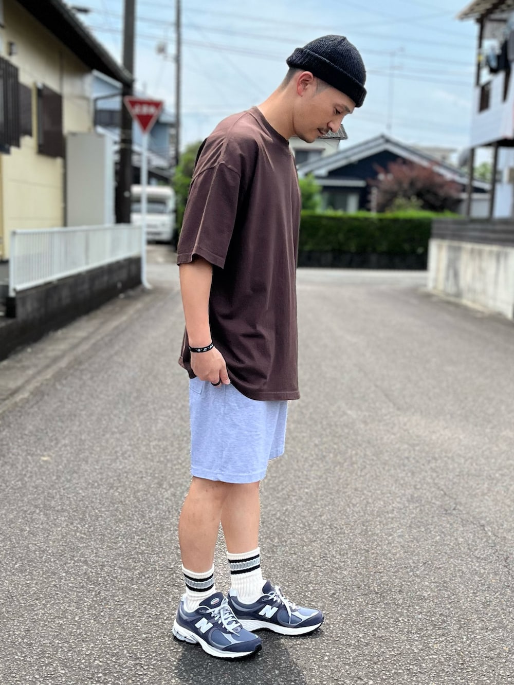 グレー系のTシャツ/カットソー、グレー系のスウェットパンツ、ブルー系のスニーカーを着用したメンズの夏コーディネートの3枚目の写真