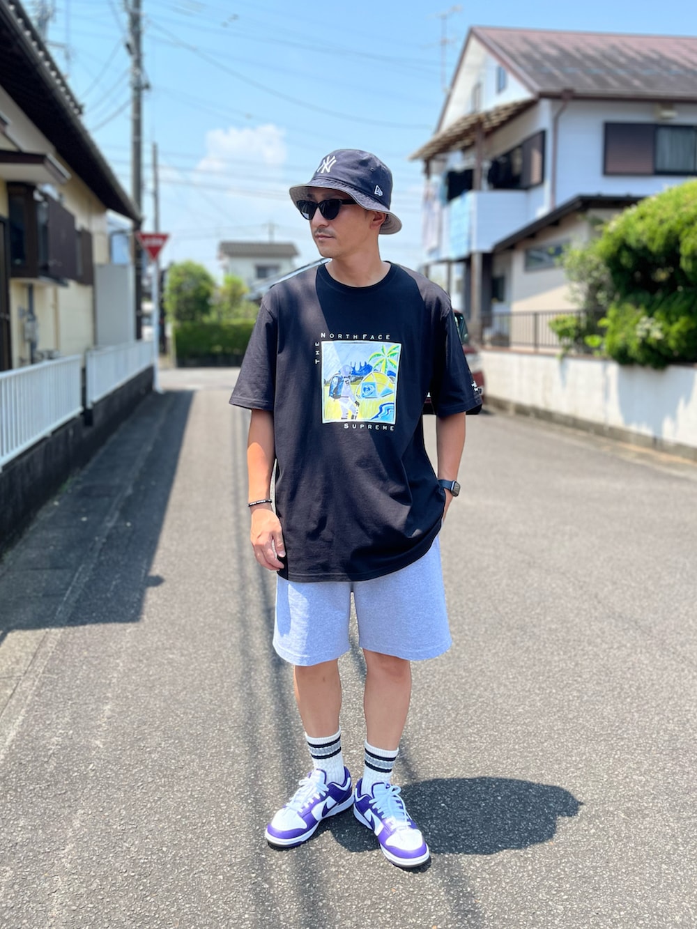 ブラック系のTシャツ/カットソー、グレー系のスウェットパンツ、パープル系のスニーカーを着用したメンズの夏コーディネートの2枚目の写真
