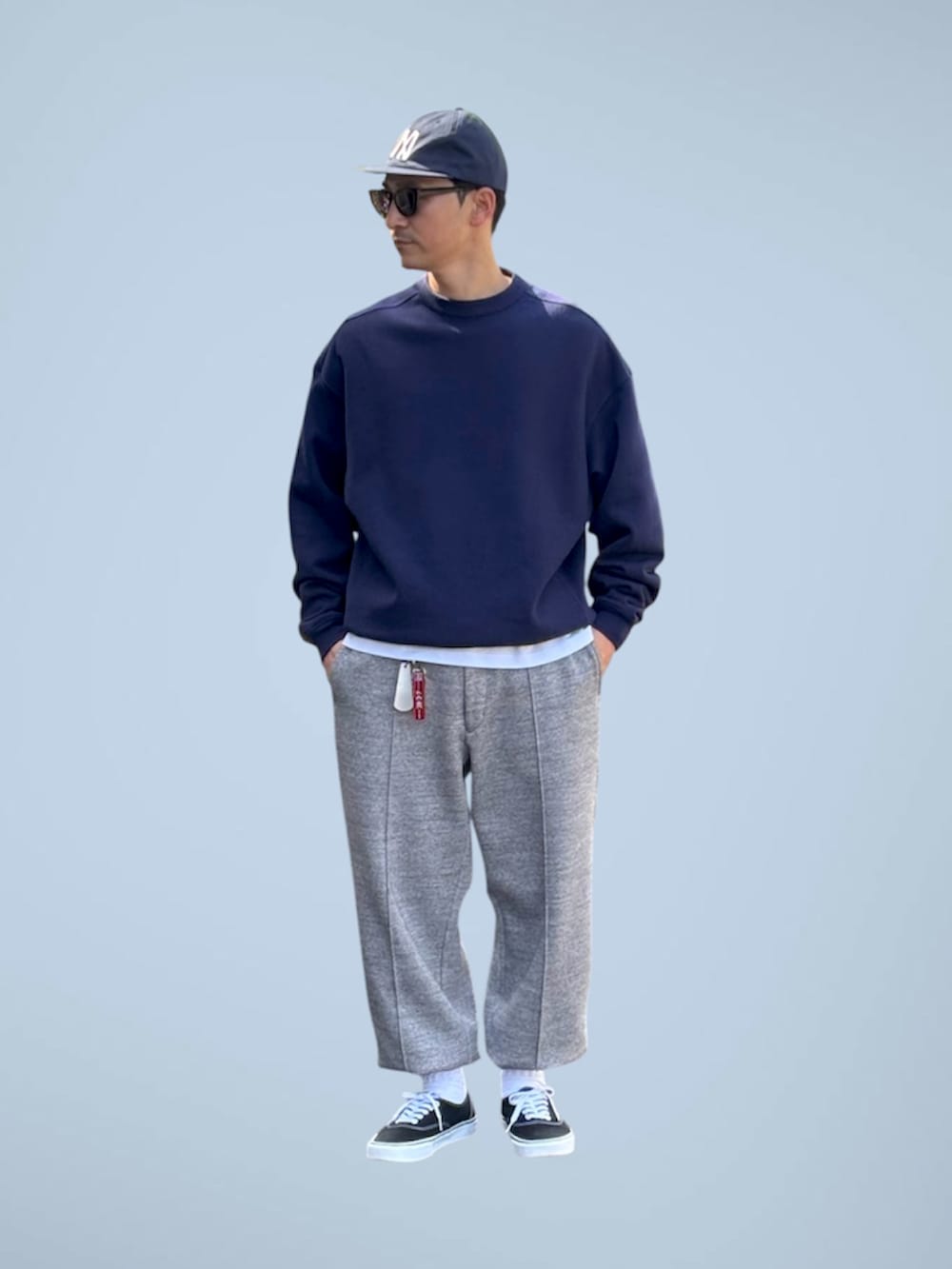 ホワイト系のTシャツ/カットソー、ブルー系のスウェット、ブラック系のスニーカーを着用したメンズの春コーディネートの2枚目の写真