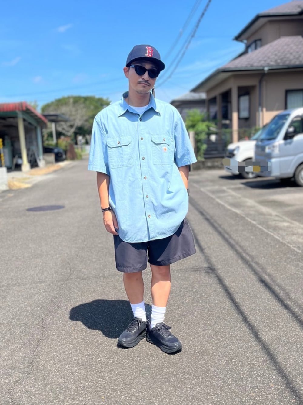 ブルー系のシャツ/ブラウス、ブルー系のその他パンツ、ブラック系のスニーカーを着用したメンズの秋コーディネートの2枚目の写真