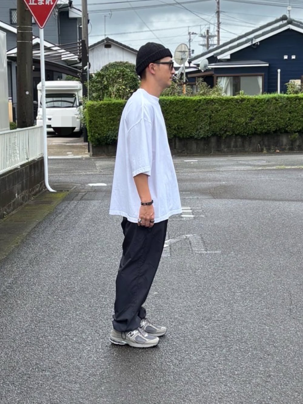 ブラック系のTシャツ/カットソー、ブルー系のブルゾン、ブルー系のその他パンツを着用したメンズの秋コーディネートの2枚目の写真