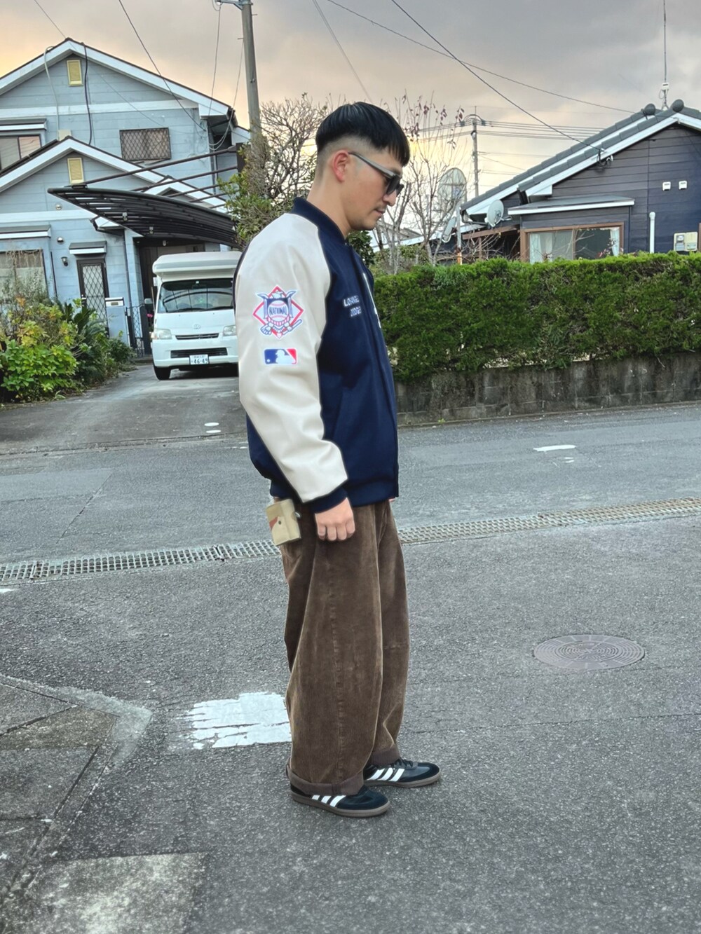 「冬コーデ、休日スタイル、スニーカー、最近のいい感じコーデ、ストリート、マイベストコーデ2024、メンズコーデ、スタジャン、ゆるコーデ、ファッションの力を信じよう、コーデュロイパンツ、大人カジュアル、スポーツミックス、MLB」｜「Fanaticsのアイテム（スタジャン、ブルー系）」を使った、Hiromu®︎さん（メンズ・174cm）の冬コーディネートの3枚目の写真