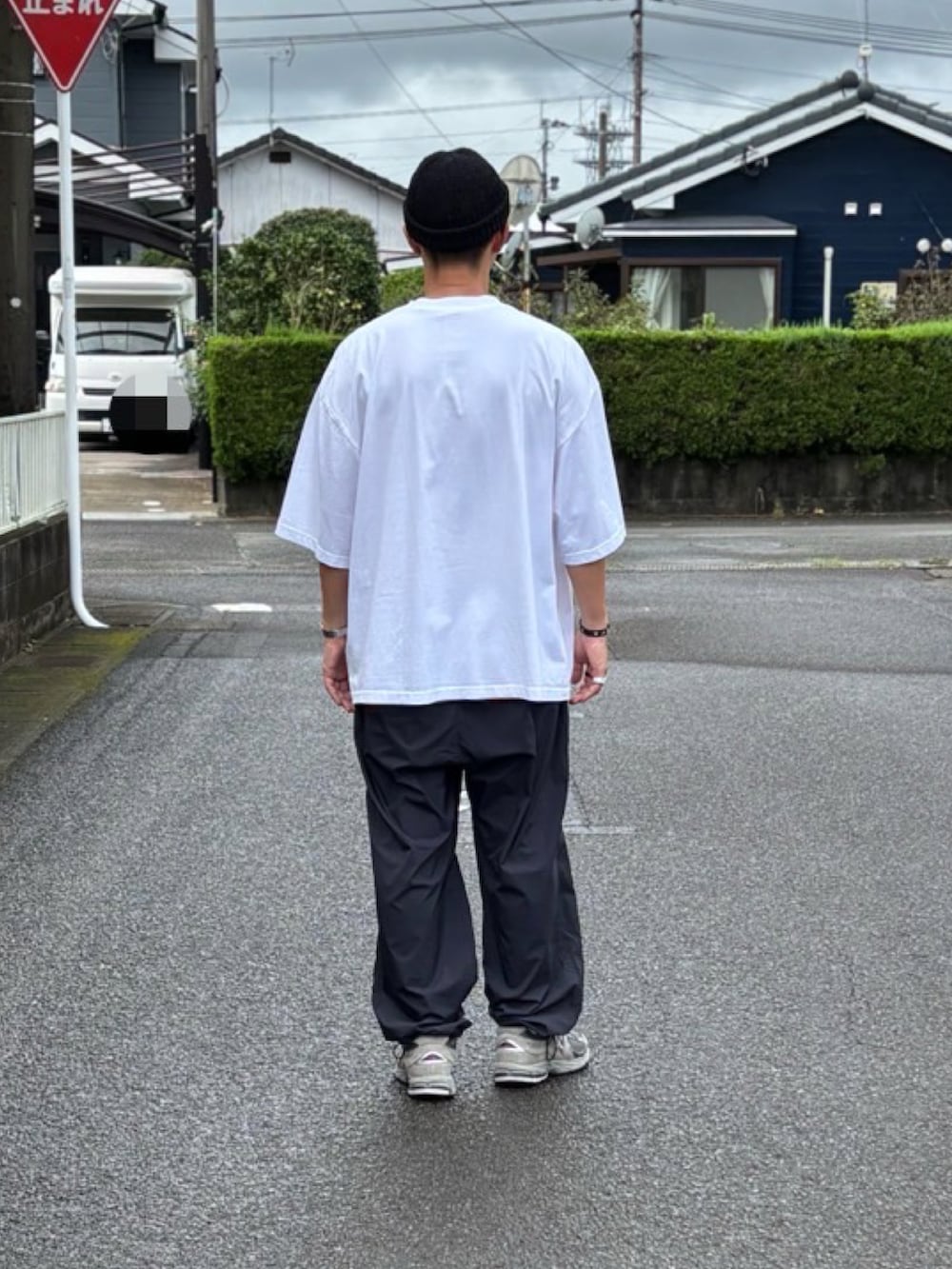 ブラック系のTシャツ/カットソー、ブルー系のブルゾン、ブルー系のその他パンツを着用したメンズの秋コーディネートの3枚目の写真