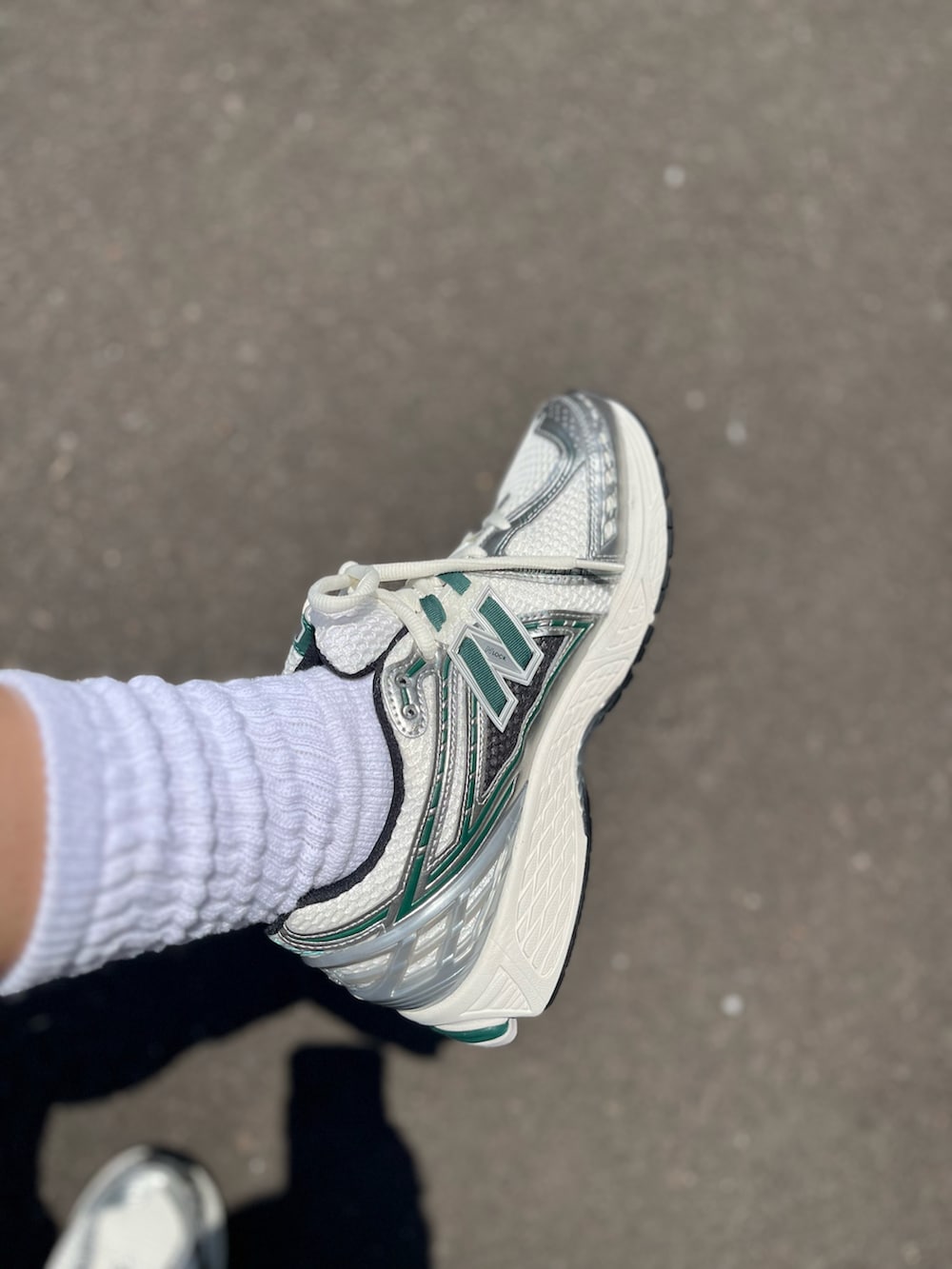 グレー系のTシャツ/カットソー、グリーン系のその他パンツ、グリーン系のスニーカーを着用したメンズの夏コーディネートの4枚目の写真