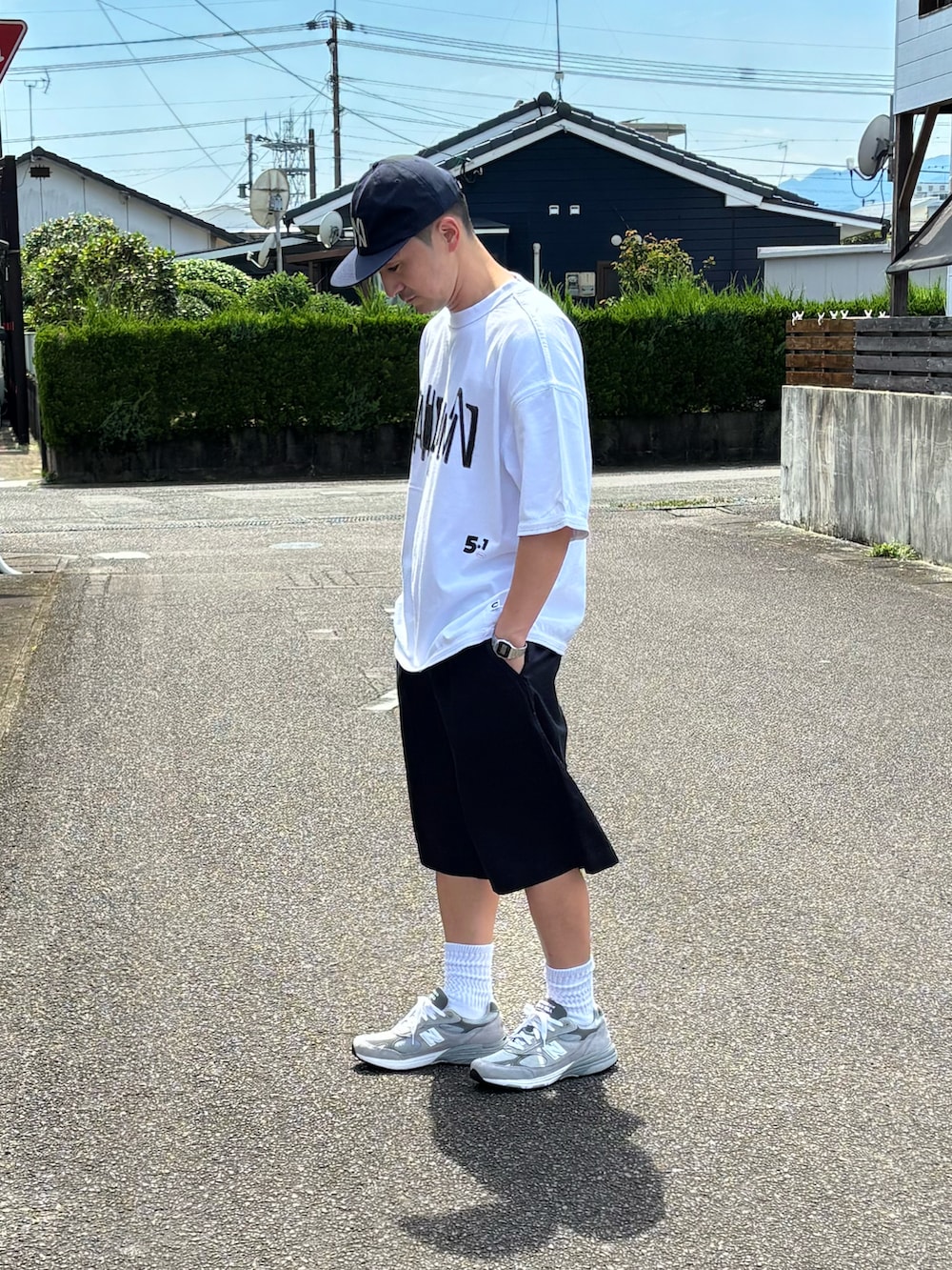 ホワイト系のTシャツ/カットソー、ブルー系のその他パンツ、グレー系のスニーカーを着用したメンズの夏コーディネートの2枚目の写真