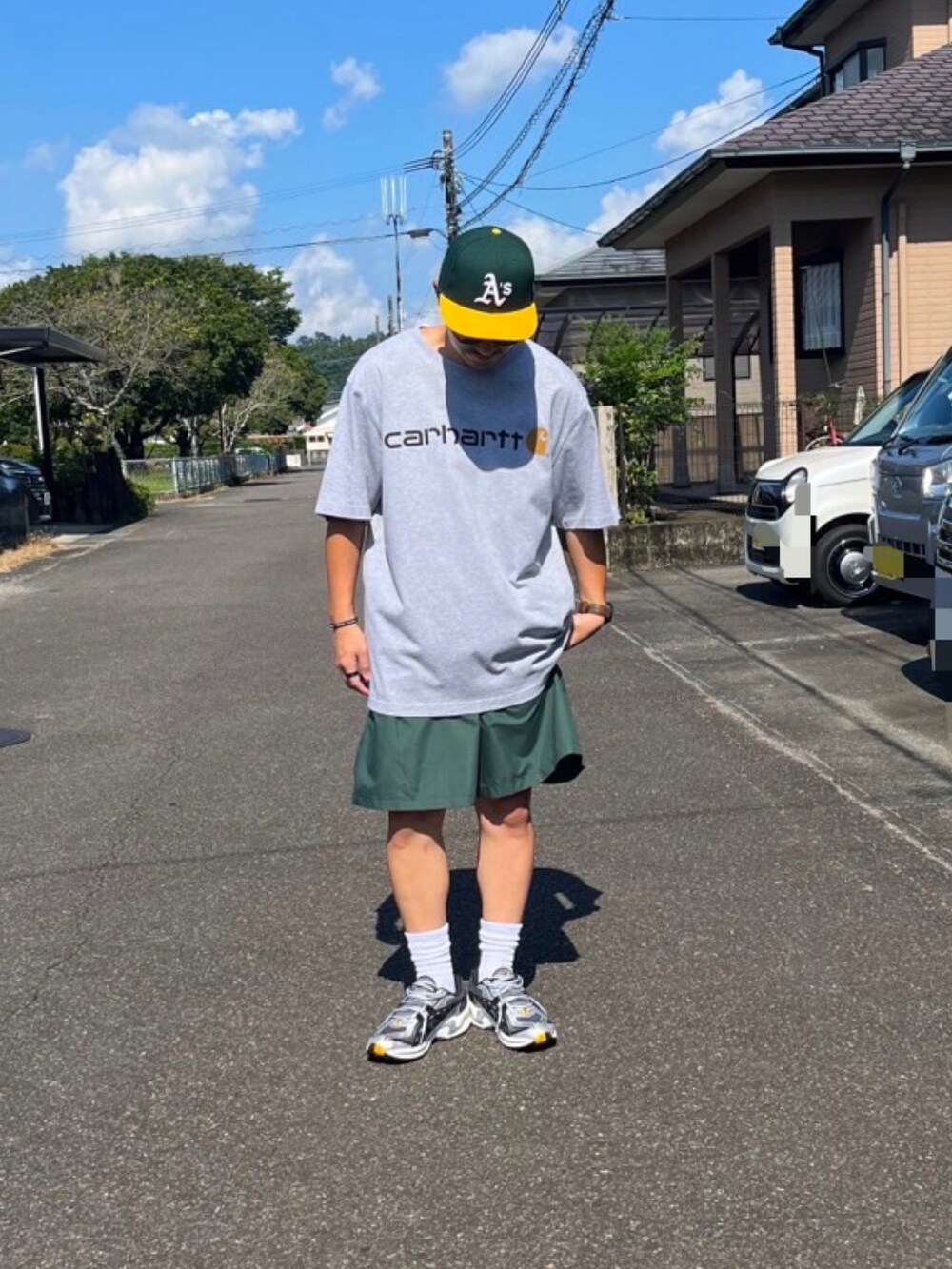 グレー系のTシャツ/カットソー、ブルー系のその他パンツ、シルバー系のスニーカーを着用したメンズの夏コーディネートの3枚目の写真