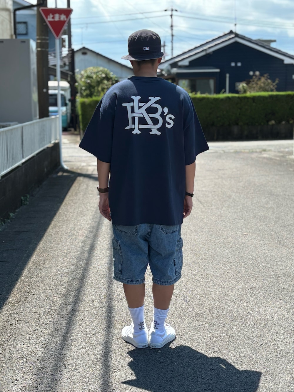 ブルー系のTシャツ/カットソー、ホワイト系のスニーカー、ブルー系のデニムパンツを着用したメンズの秋コーディネートの3枚目の写真