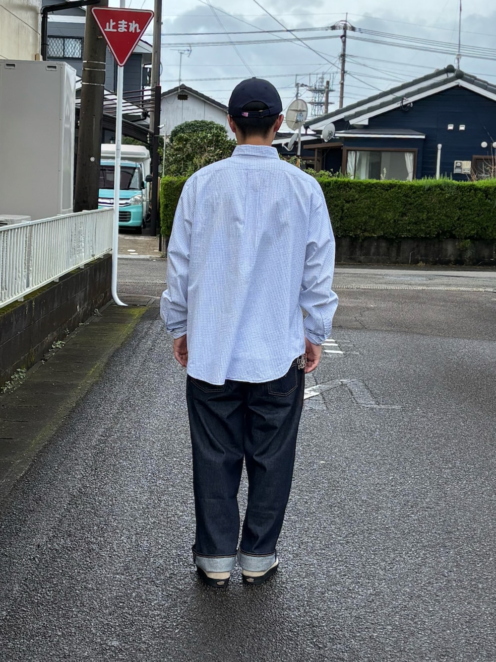 ブルー系のデニムパンツ、ホワイト系のTシャツ/カットソー、ブルー系のシャツ/ブラウスを着用したメンズの秋コーディネートの3枚目の写真