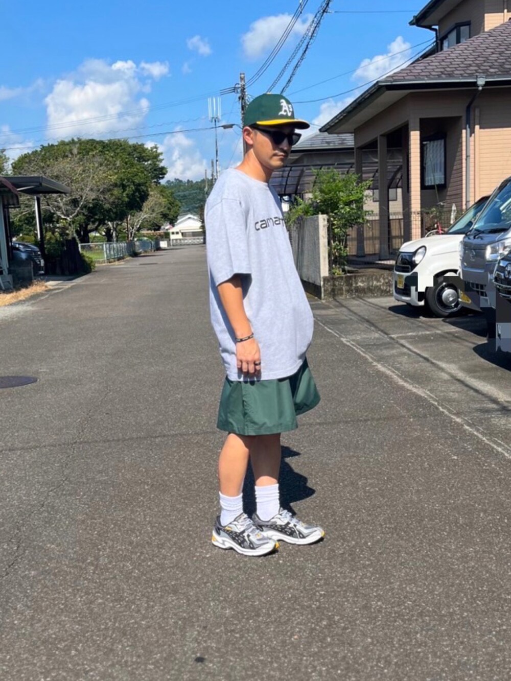 グレー系のTシャツ/カットソー、ブルー系のその他パンツ、シルバー系のスニーカーを着用したメンズの夏コーディネートの4枚目の写真