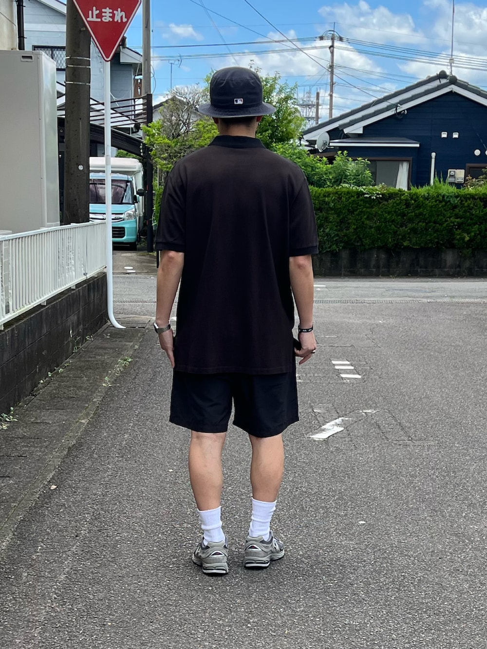 グレー系のスニーカー、ブラウン系のポロシャツ、ブルー系のその他パンツを着用したメンズの夏コーディネートの4枚目の写真