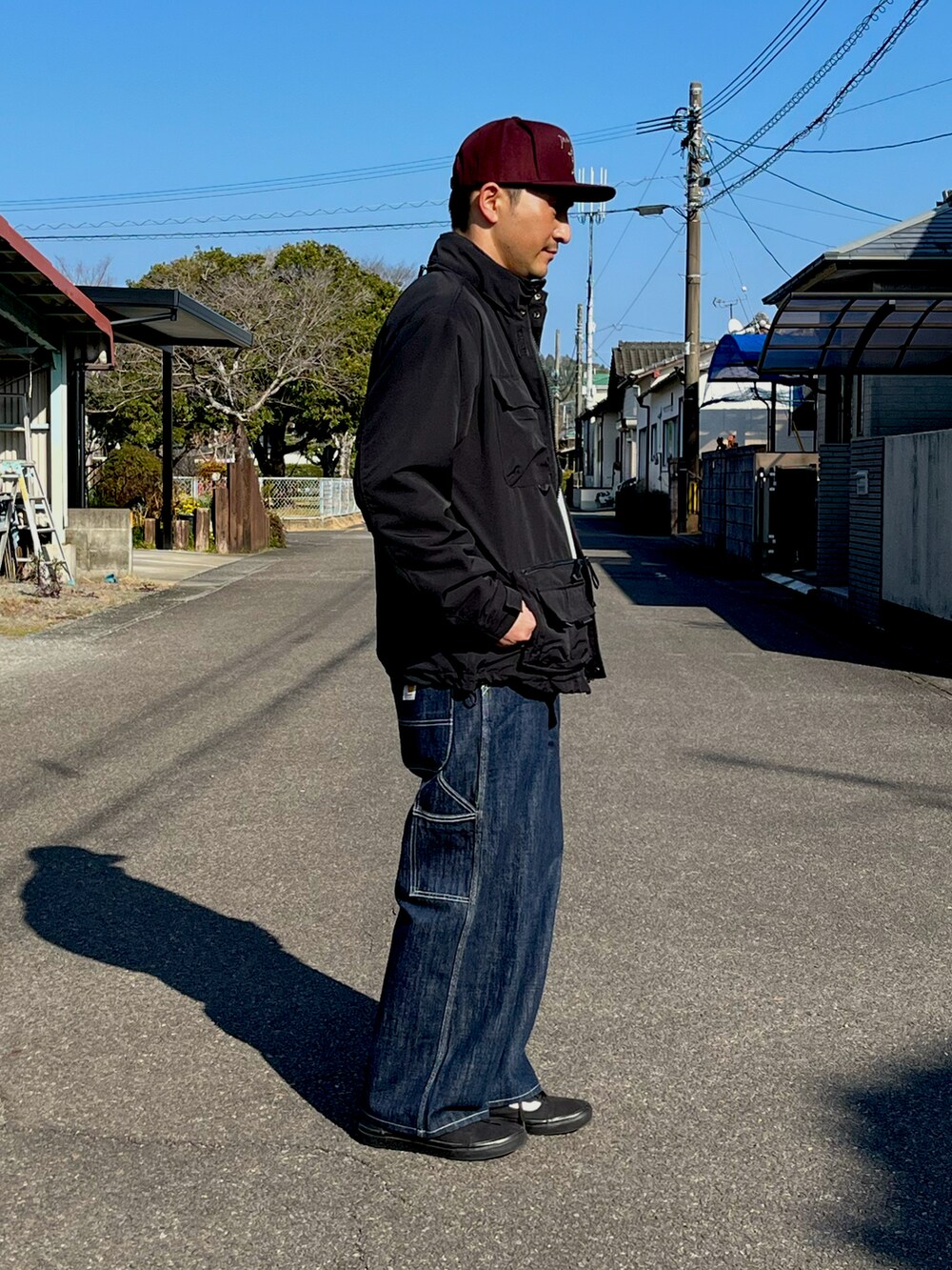 グレー系のスウェット、ブラック系のジャケット/アウター、ブルー系のデニムパンツを着用したメンズの冬コーディネートの2枚目の写真