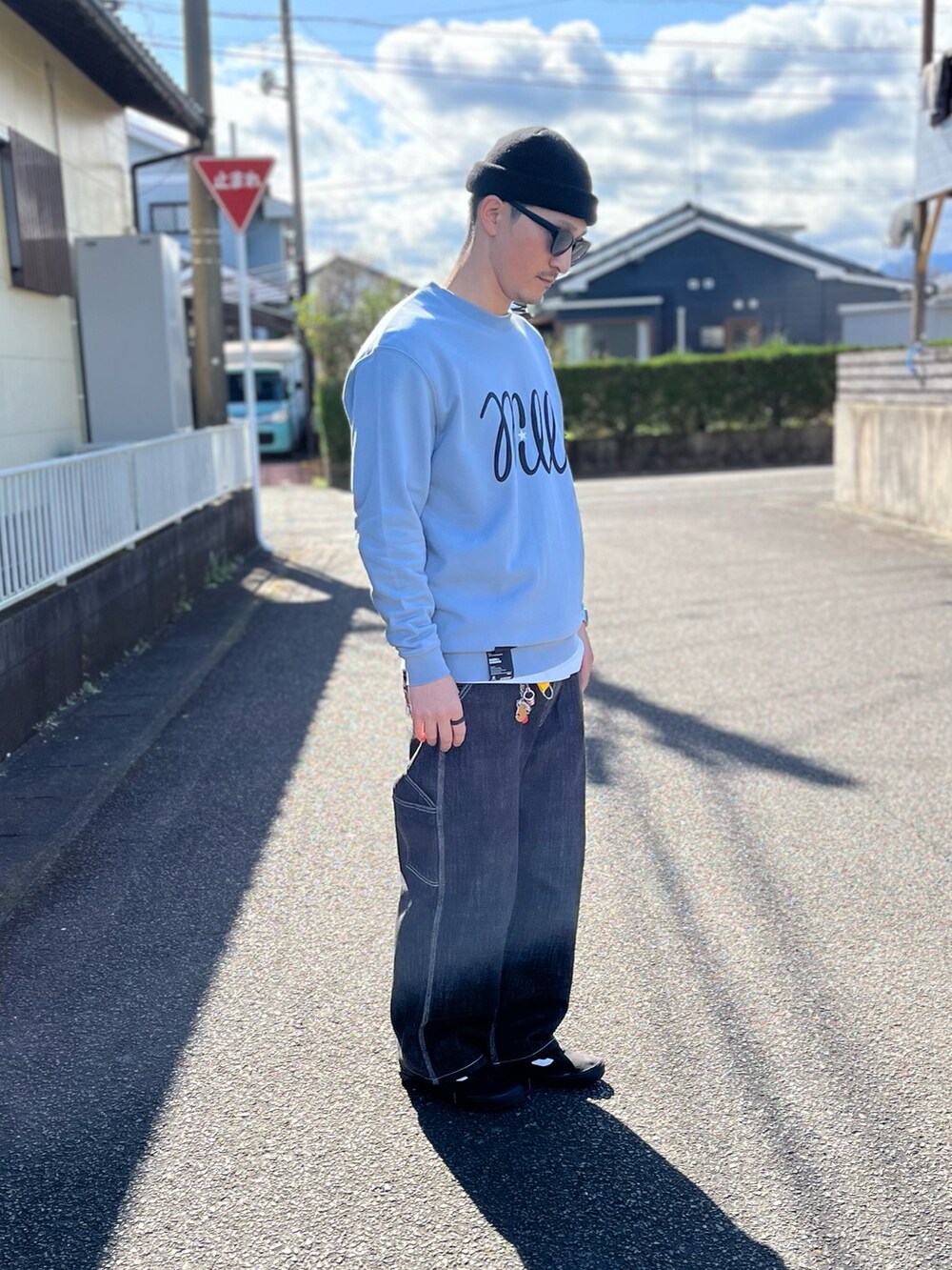 ブルー系のスウェット、ブラック系のデニムパンツ、ホワイト系のTシャツ/カットソーを着用したメンズの春コーディネートの3枚目の写真