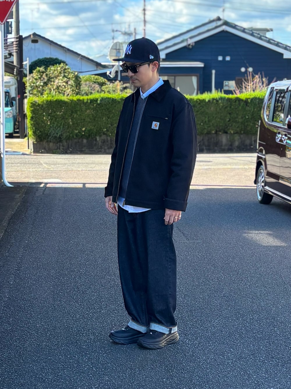ブルー系のデニムパンツ、ブラック系のその他アウター、ブラック系のスニーカーを着用したメンズの冬コーディネートの2枚目の写真