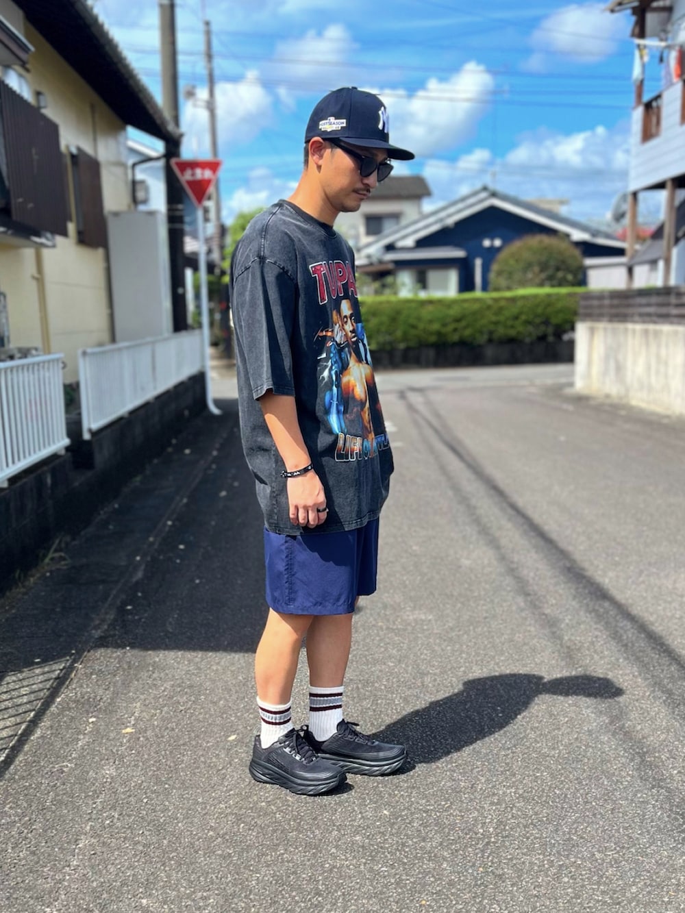 ブルー系のその他パンツ、ブラック系のスニーカー、ブラック系のTシャツ/カットソーを着用したメンズの秋コーディネートの3枚目の写真