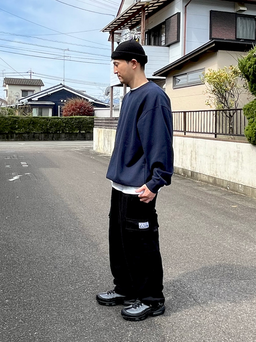 ブルー系のスウェット、ブラック系のスウェットパンツ、ホワイト系のTシャツ/カットソーを着用したメンズの春コーディネートの3枚目の写真