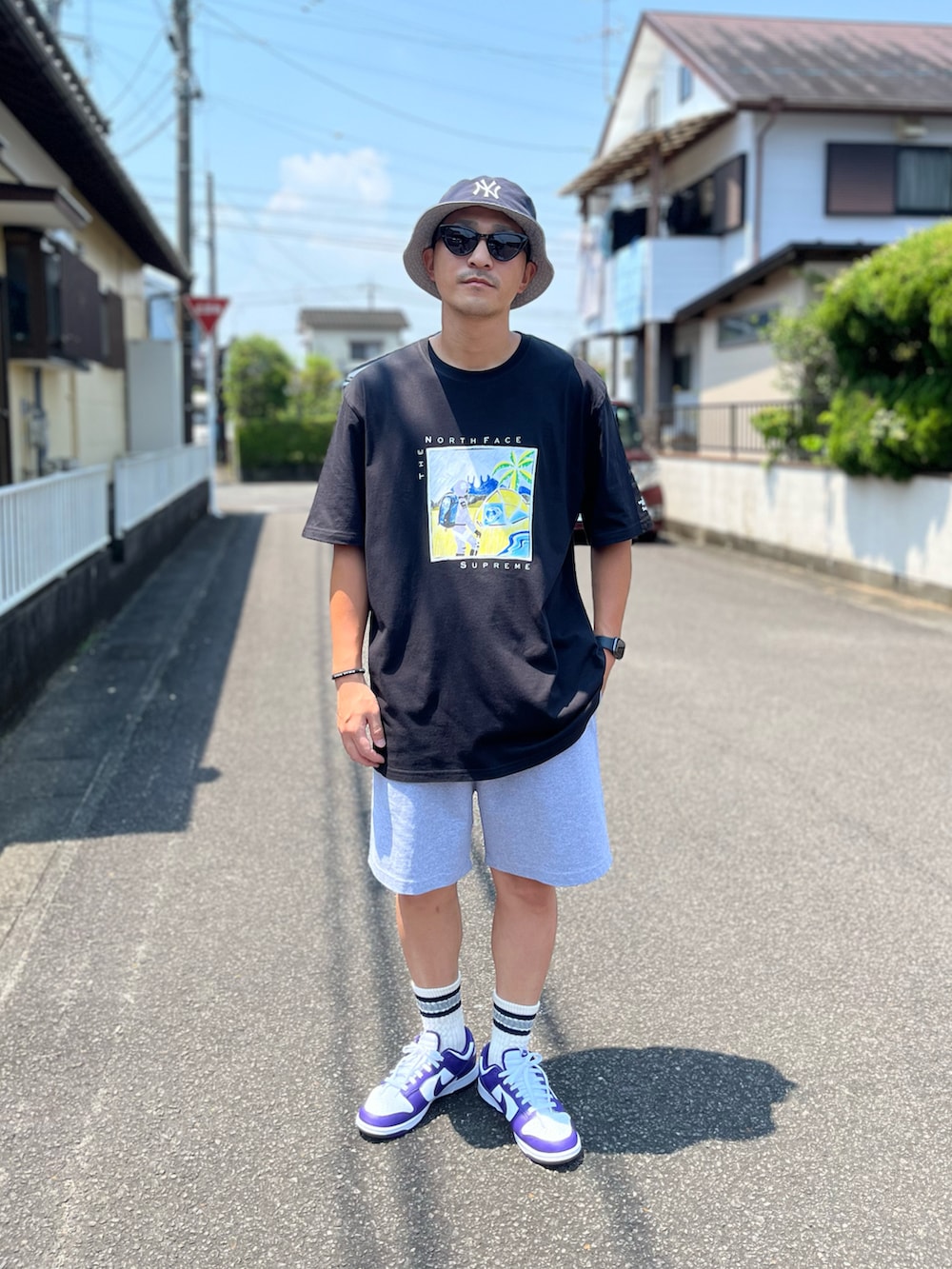ブラック系のTシャツ/カットソー、グレー系のスウェットパンツ、パープル系のスニーカーを着用したメンズの夏コーディネートの3枚目の写真