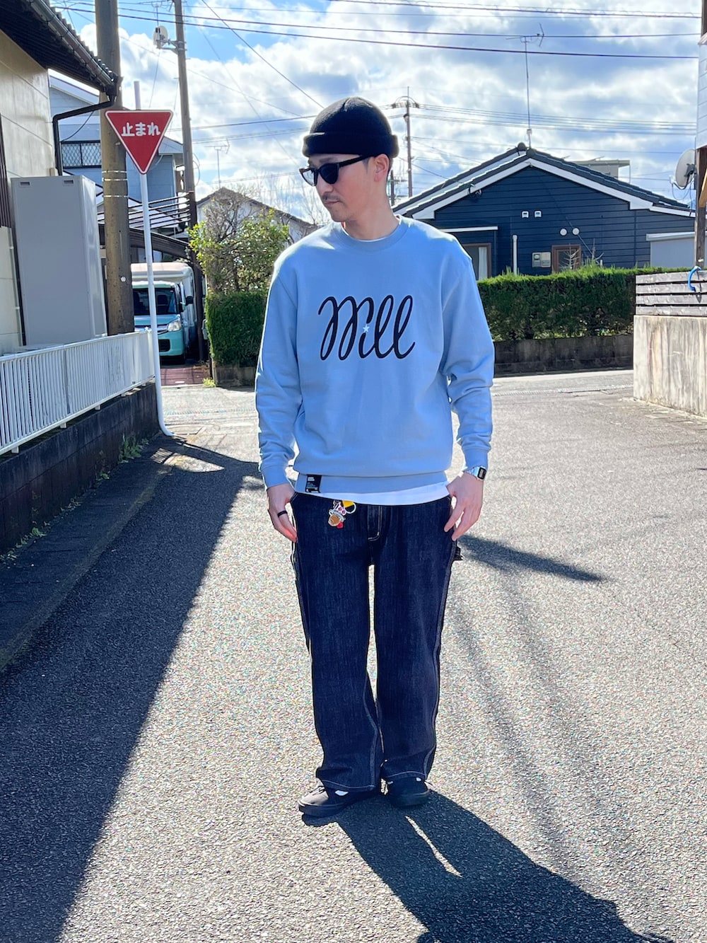 ブルー系のスウェット、ブラック系のデニムパンツ、ホワイト系のTシャツ/カットソーを着用したメンズの春コーディネートの2枚目の写真