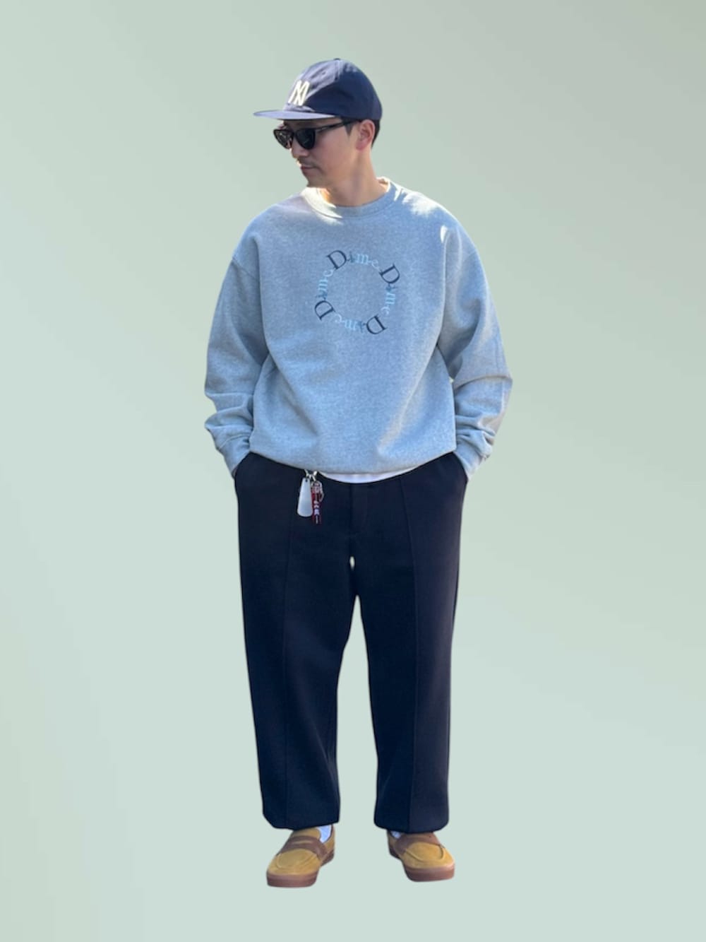 ホワイト系のTシャツ/カットソー、グレー系のスウェット、ブルー系のスウェットパンツを着用したメンズの春コーディネートの2枚目の写真