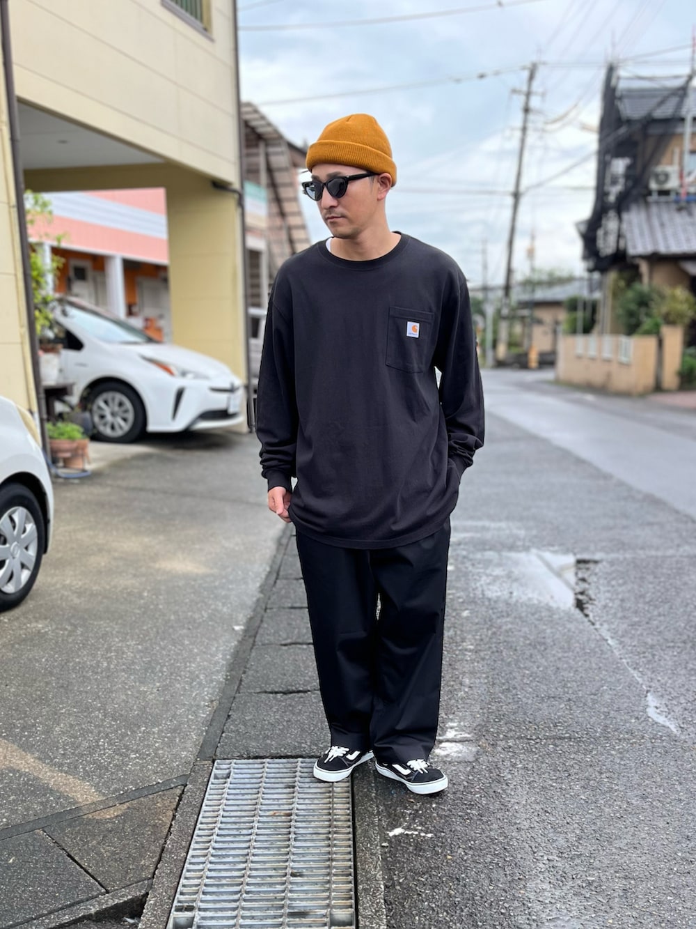 「秋コーデ、シンプルスタイル、メンズファッション、秋っぽコーデ更新中、ゆるコーデ、おしゃれさんと繋がりたい、ラフコーデ、秋服、ワークスタイル、ストリート、スニーカー、アメカジ」｜「SPINNSのカラーニットキャップ（ニットキャップ/ビーニー、ブラック系）」を使った、Hiromu®︎さん（メンズ・174cm）の秋コーディネートの2枚目の写真