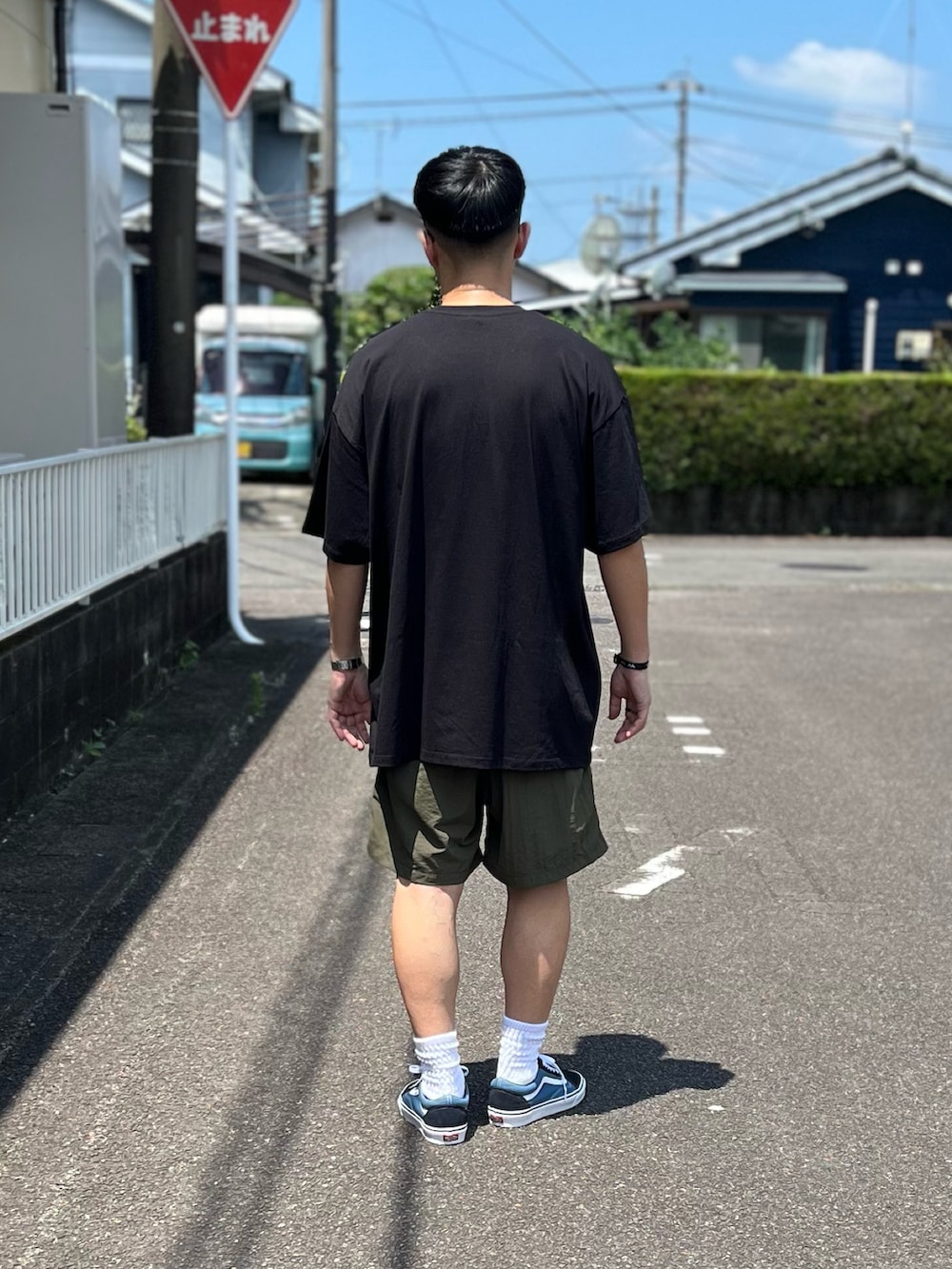 ブルー系のスニーカー、グリーン系のその他パンツ、ブラック系のTシャツ/カットソーを着用したメンズの夏コーディネートの4枚目の写真