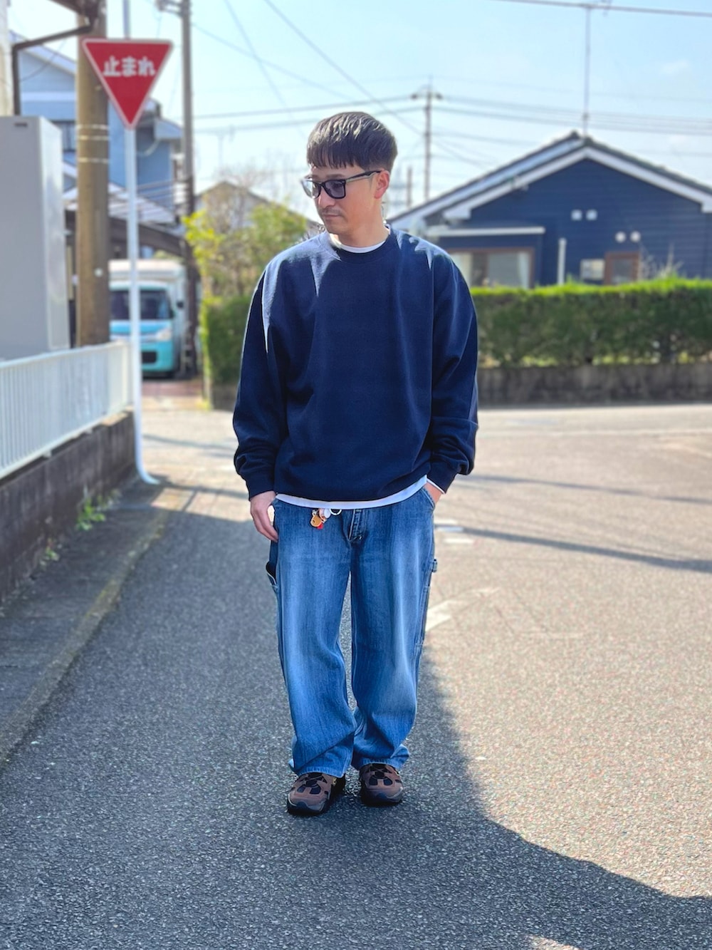 ブルー系のスウェット、ホワイト系のTシャツ/カットソー、ブルー系のデニムパンツを着用したメンズの春コーディネートの2枚目の写真