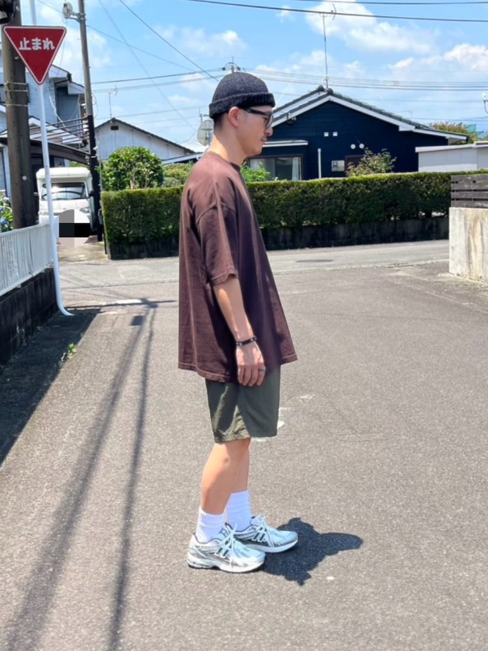 グレー系のTシャツ/カットソー、グリーン系のその他パンツ、グリーン系のスニーカーを着用したメンズの夏コーディネートの2枚目の写真