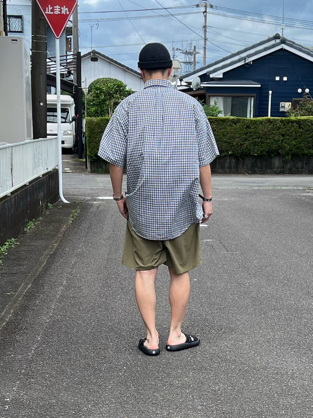 ブラック系のサンダル、イエロー系のシャツ/ブラウス、ブラウン系のパンツを着用したメンズの夏コーディネートの3枚目の写真