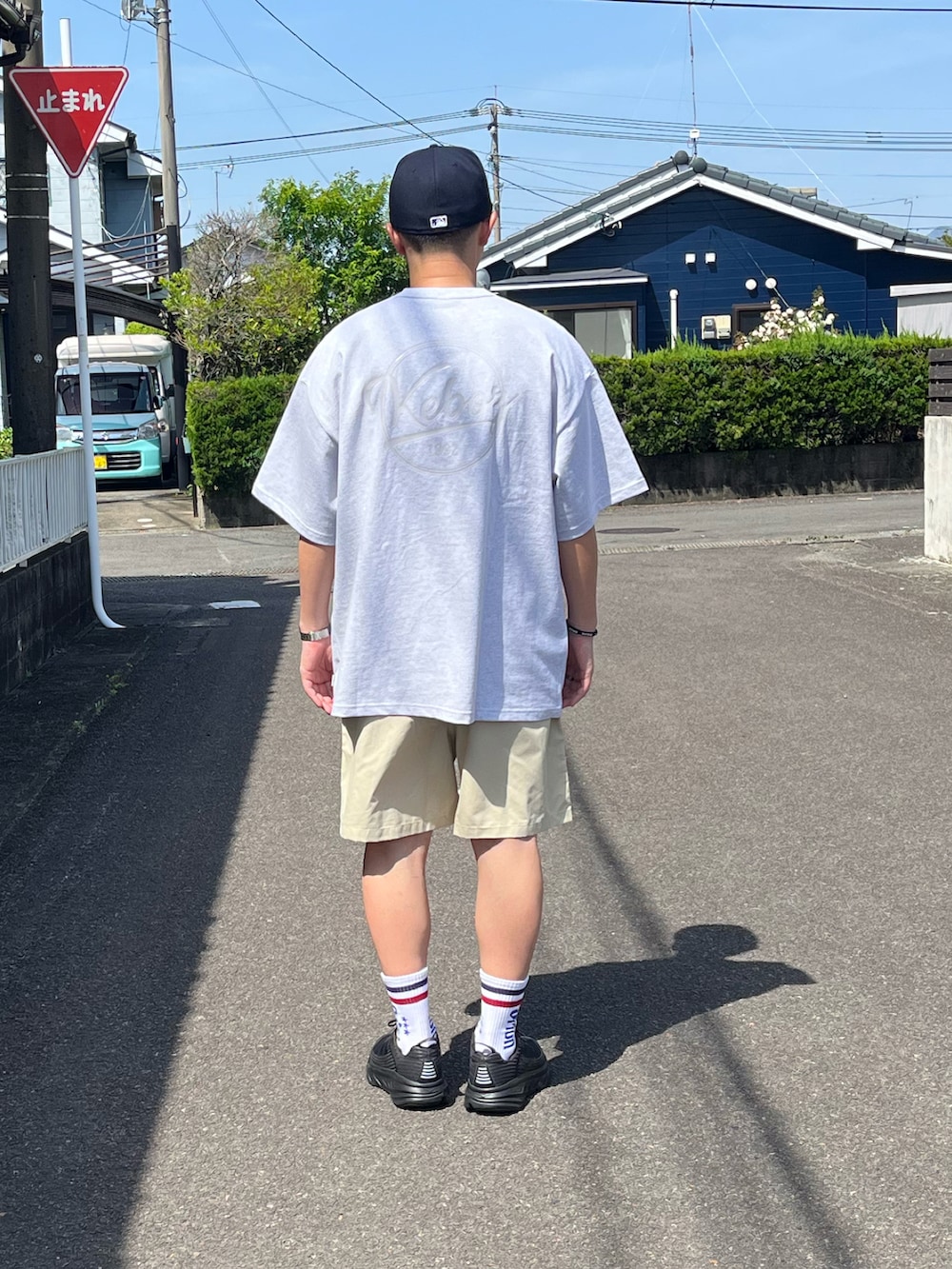 「最近のいい感じコーデ、大人コーデ、シンプル、ゆるコーデ、夏コーデ、ハーフパンツ、スニーカー、休日コーデ、ショーツ、ストリート、オーバーサイズ」｜「NEW ERAのニューエラ キャップ 59FIFTY オーセンティック フラットバイザーMLB（キャップ、ブラック系）」を使った、Hiromu®︎さん（メンズ・174cm）の春コーディネートの3枚目の写真
