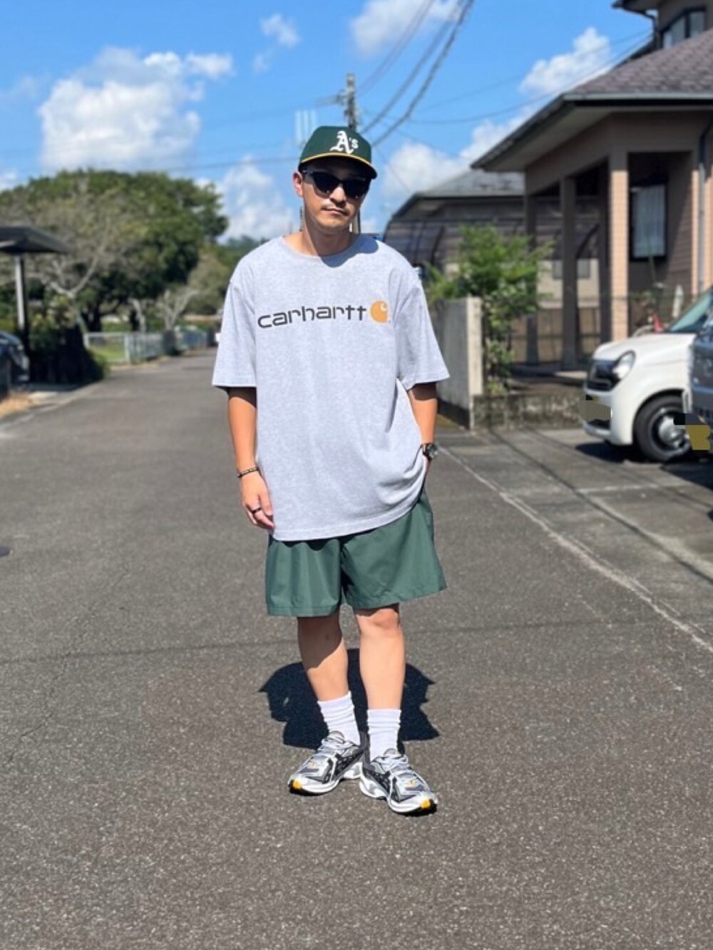 グレー系のTシャツ/カットソー、ブルー系のその他パンツ、シルバー系のスニーカーを着用したメンズの夏コーディネートの2枚目の写真