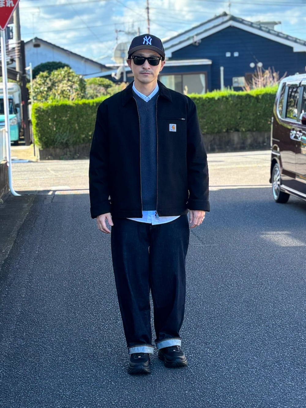 ブルー系のデニムパンツ、ブラック系のその他アウター、ブラック系のスニーカーを着用したメンズの冬コーディネートの4枚目の写真