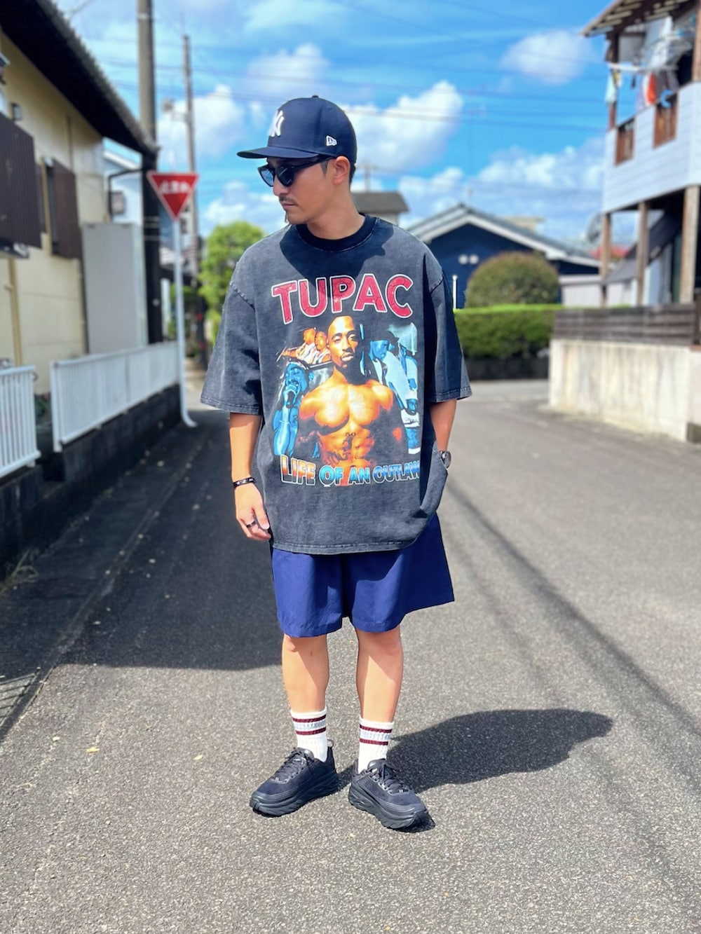 ブルー系のその他パンツ、ブラック系のスニーカー、ブラック系のTシャツ/カットソーを着用したメンズの秋コーディネートの2枚目の写真