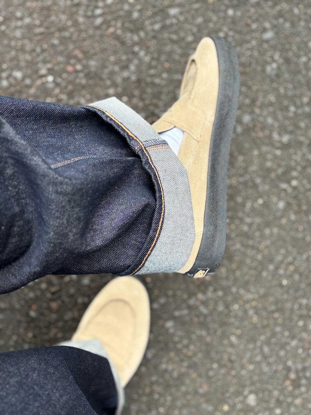 ブルー系のデニムパンツ、ホワイト系のTシャツ/カットソー、ブルー系のシャツ/ブラウスを着用したメンズの秋コーディネートの4枚目の写真