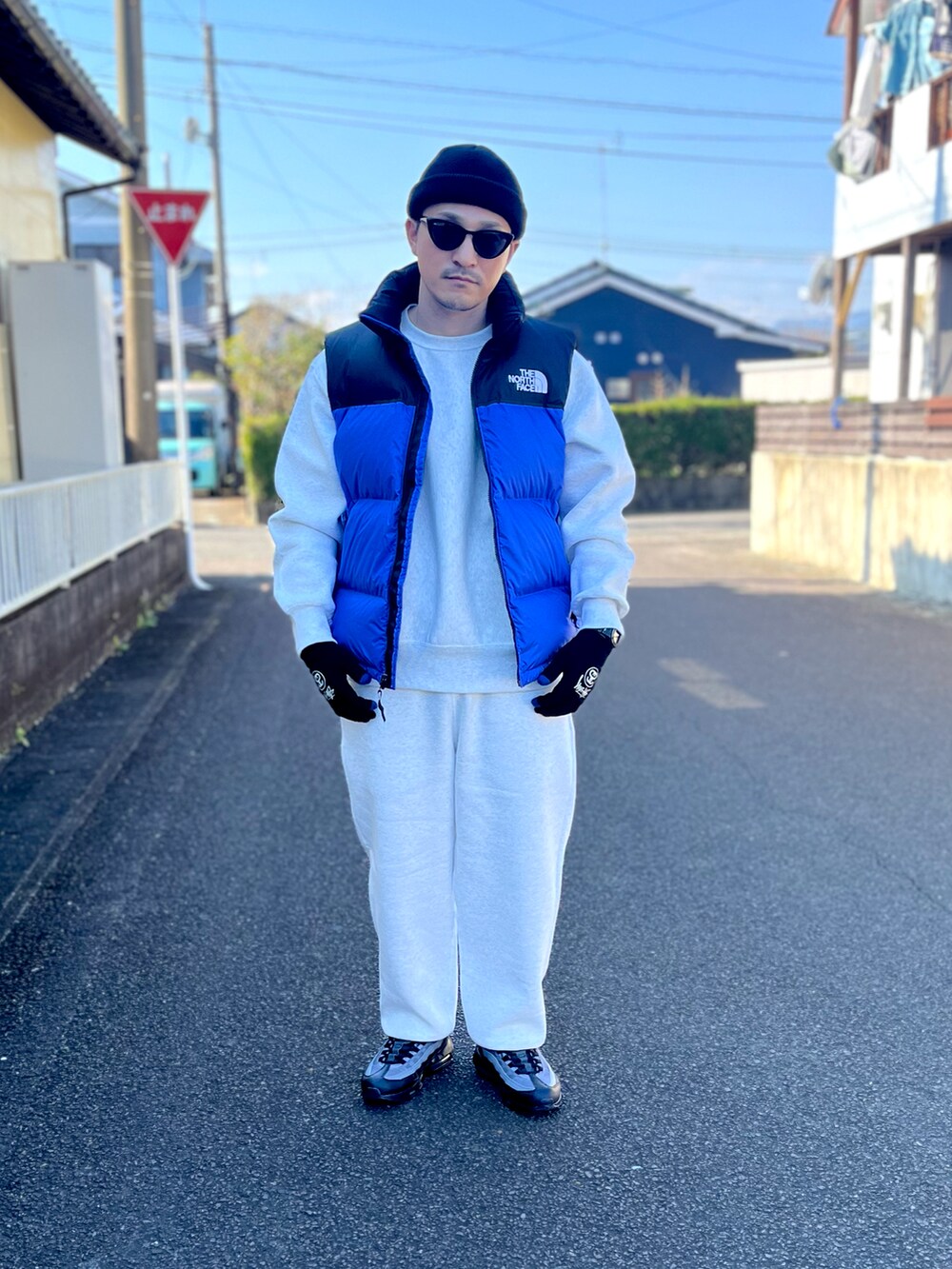 「冬のコーデ、今日のコーデ、シンプルコーデ、レイヤードスタイル、お洒落さんとつながりたい、大人コーデ、休日スタイル、スウェット、スウェットパンツ、ダウンベスト、ストリート、スニーカー」｜「SPINNSのカラーニット帽（ニットキャップ/ビーニー、ブラック系）」を使った、Hiromu®︎さん（メンズ・174cm）の冬コーディネートの3枚目の写真