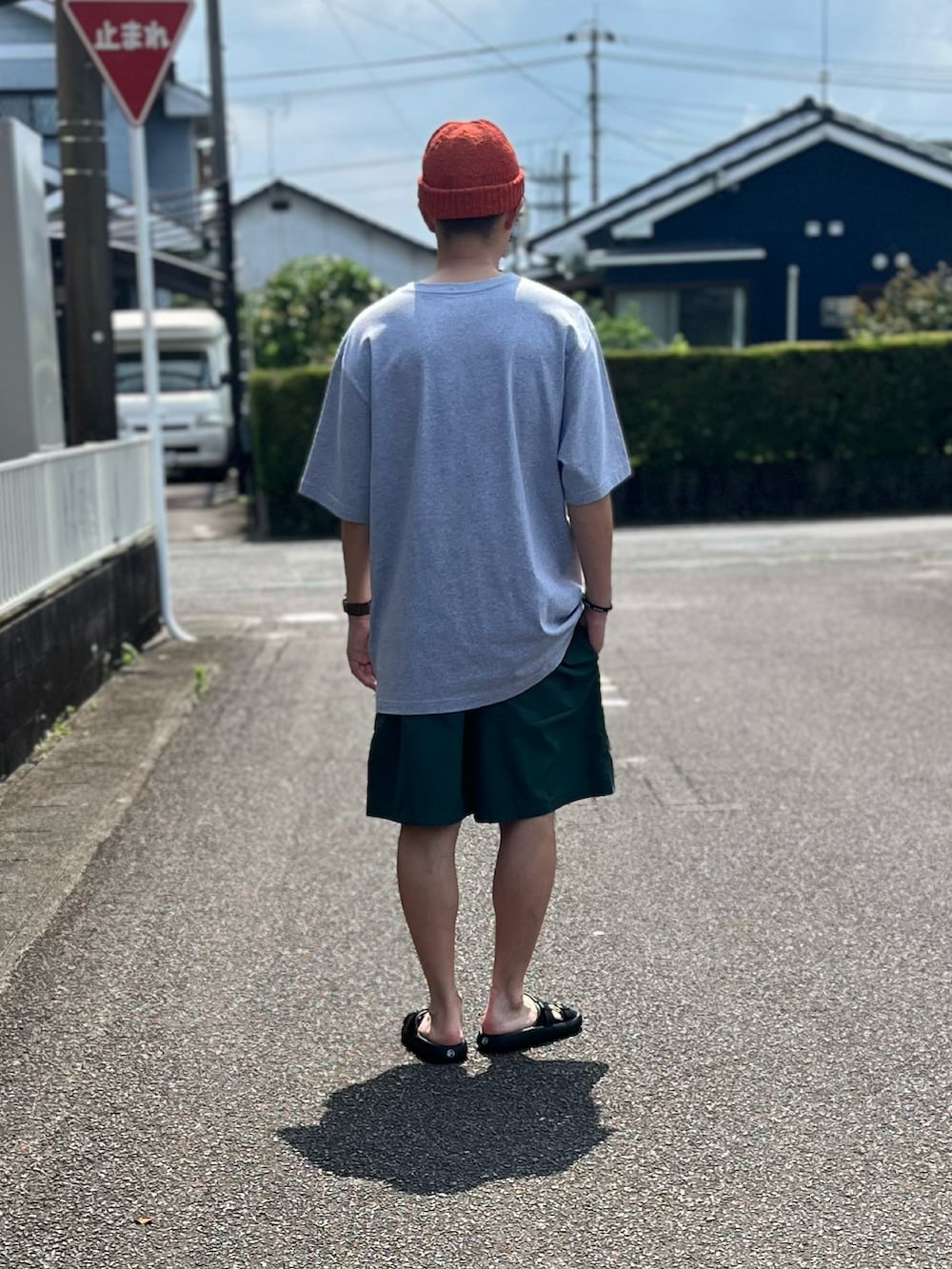 「夏コーデ、サマーニット、オーバーサイズ、ストリート、サンダル、夏だ！Tシャツ着よう！、ハーフパンツ、今日のコーデ、休日コーデ、お洒落さんとつながりたい、いいね、save、フォローお願いします🤑」｜「FREAK'S STOREの限定展開 FREAK'S STORE OUTDOORS/フリークスアウトドアーズ ダブルストラップ リカバリースライドサンダル（サンダル、ブラック系）」を使った、Hiromu®︎さん（メンズ・174cm）の夏コーディネートの3枚目の写真