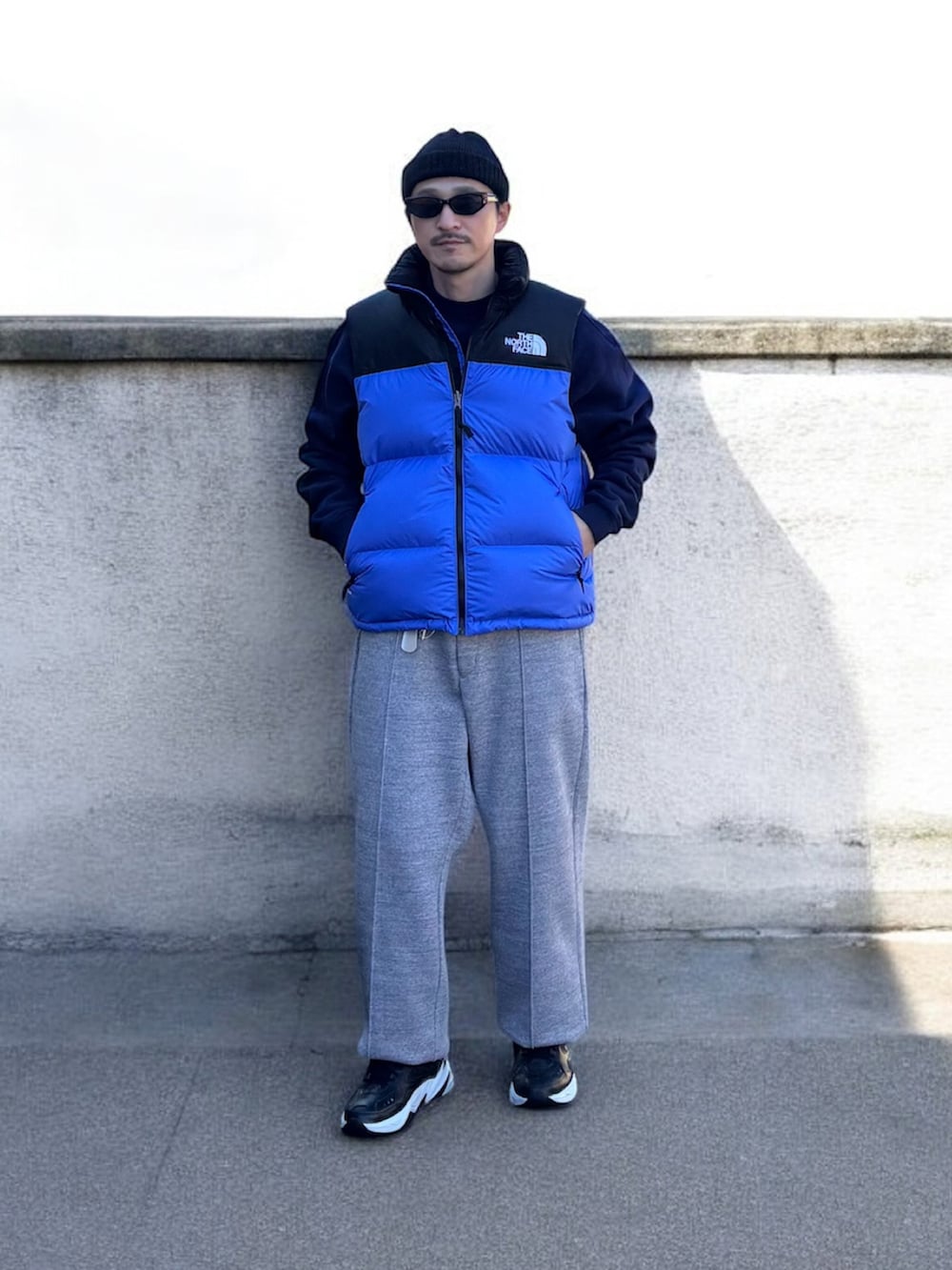 ブルー系のスウェット、ブルー系のダウンベスト、ブルー系のスウェットパンツを着用したメンズの冬コーディネートの3枚目の写真