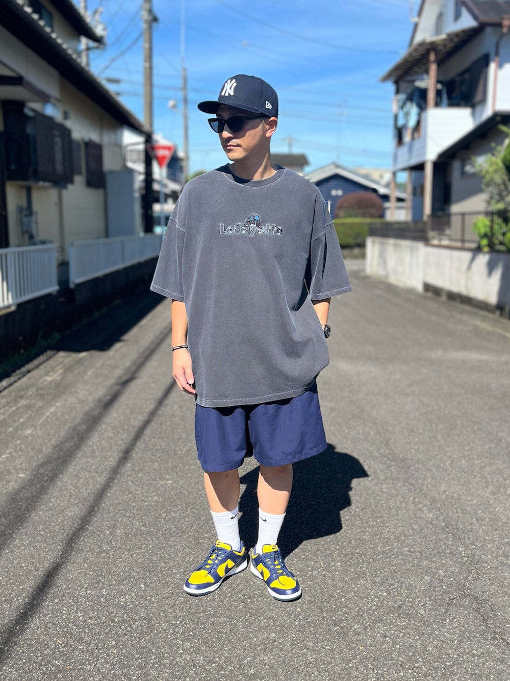 グレー系のTシャツ/カットソー、ブルー系のその他パンツ、イエロー系のスニーカーを着用したメンズの夏コーディネートの2枚目の写真
