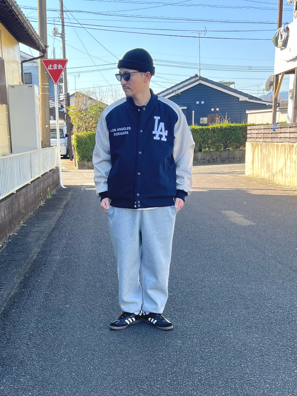 ブルー系のスタジャン、ブラック系のスウェット、グレー系のスウェットパンツを着用したメンズの冬コーディネートの3枚目の写真