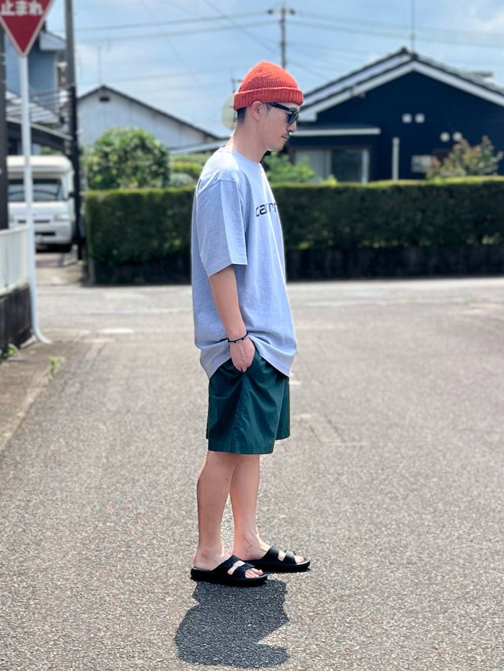 「夏コーデ、サマーニット、オーバーサイズ、ストリート、サンダル、夏だ！Tシャツ着よう！、ハーフパンツ、今日のコーデ、休日コーデ、お洒落さんとつながりたい、いいね、save、フォローお願いします🤑」｜「FREAK'S STOREの限定展開 FREAK'S STORE OUTDOORS/フリークスアウトドアーズ ダブルストラップ リカバリースライドサンダル（サンダル、ブラック系）」を使った、Hiromu®︎さん（メンズ・174cm）の夏コーディネートの2枚目の写真
