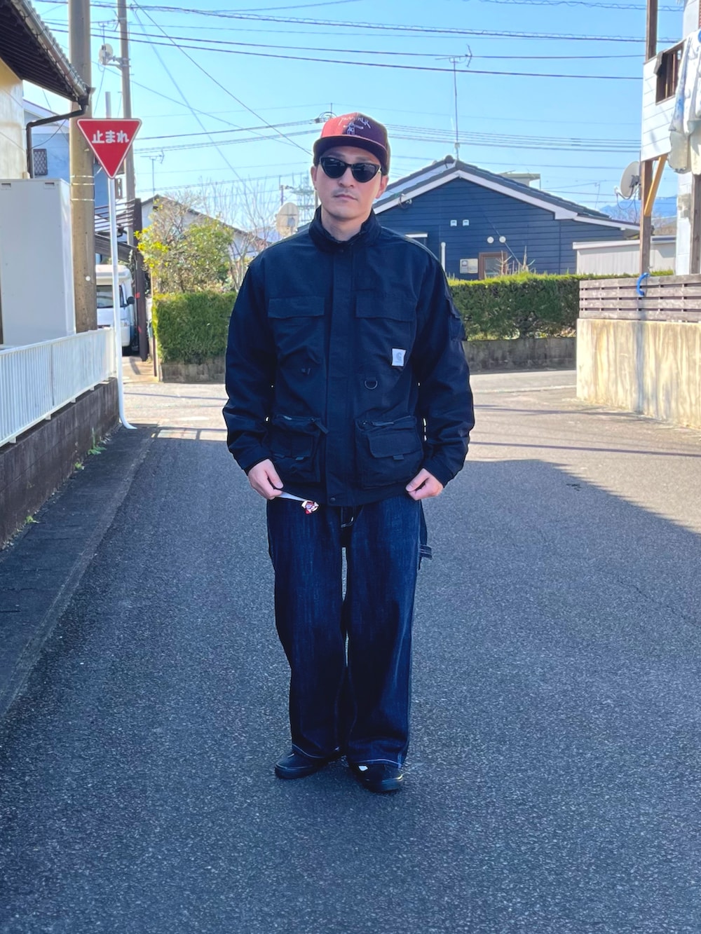 ブラック系のジャケット/アウター、ブルー系のデニムパンツ、ブラック系のスニーカーを着用したメンズの冬コーディネートの2枚目の写真