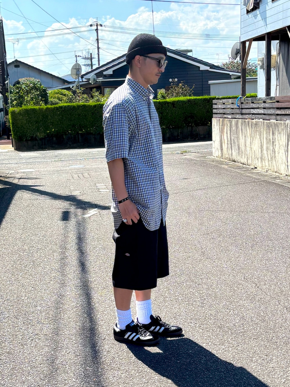 ホワイト系のTシャツ/カットソー、ブラック系のチノパンツ、ブラック系のスニーカーを着用したメンズの秋コーディネートの2枚目の写真