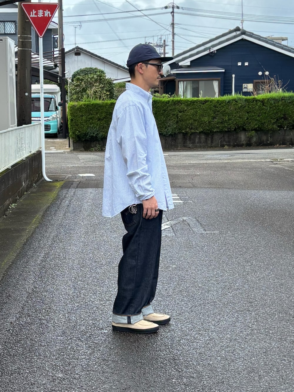 ブルー系のデニムパンツ、ホワイト系のTシャツ/カットソー、ブルー系のシャツ/ブラウスを着用したメンズの秋コーディネートの2枚目の写真