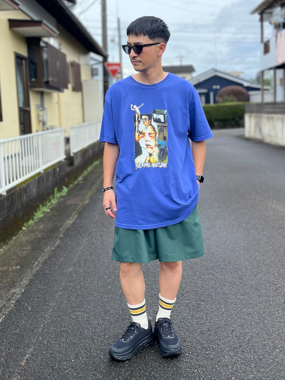ブルー系のTシャツ/カットソー、ブルー系のその他パンツ、ブラック系のスニーカーを着用したメンズの夏コーディネートの2枚目の写真