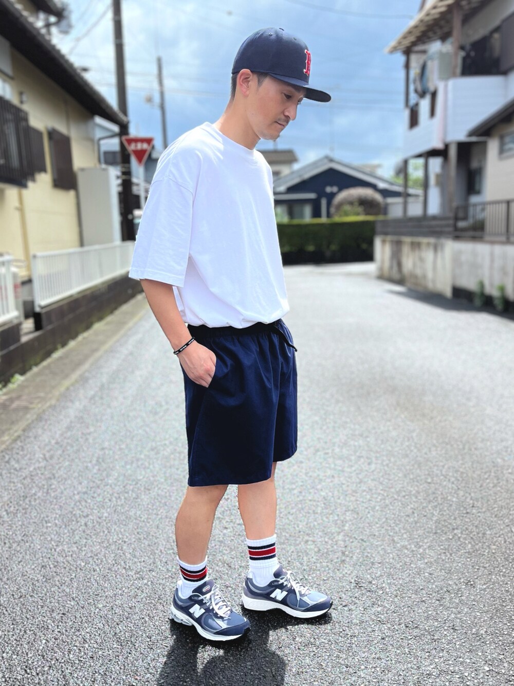 グレー系のTシャツ/カットソー、ブルー系のその他パンツ、ブルー系のスニーカーを着用したメンズの夏コーディネートの2枚目の写真