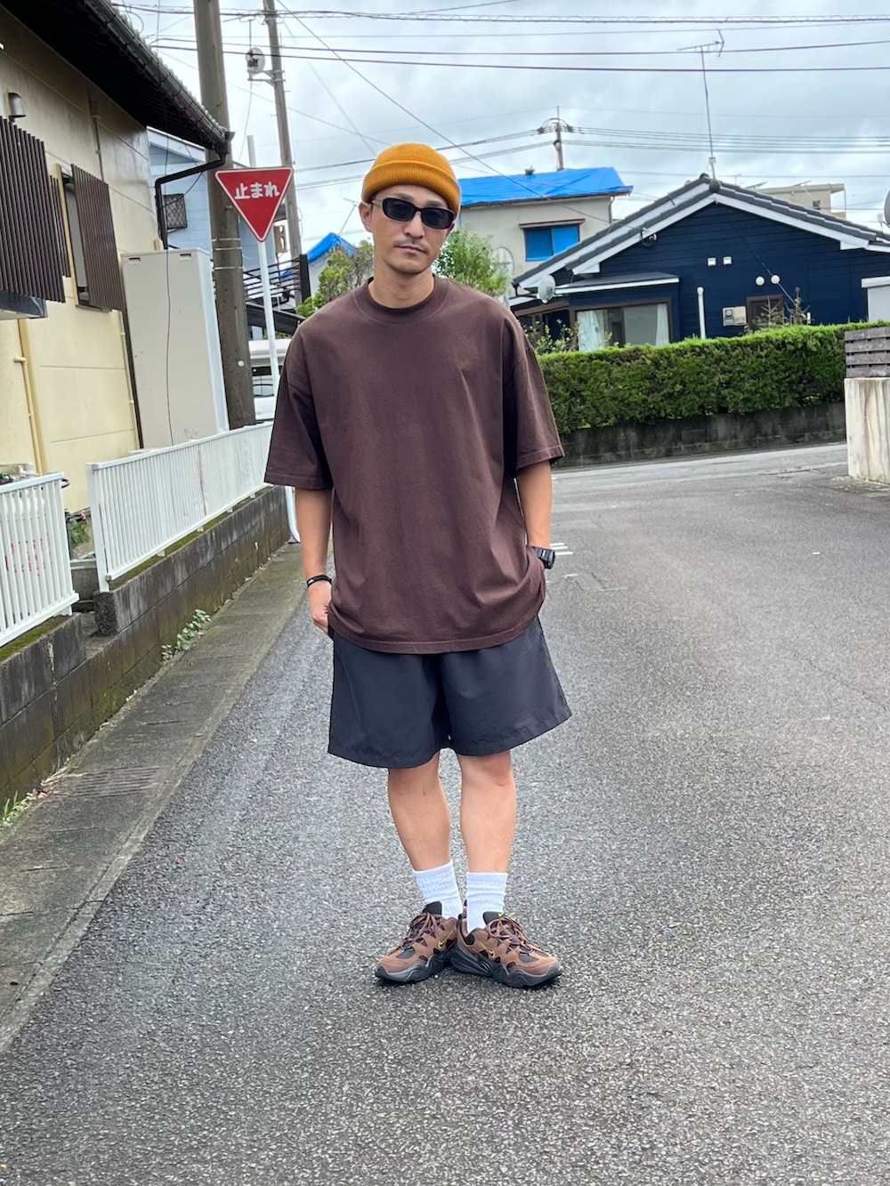 「カーキ、シンプルスタイル、お出かけコーデ、お洒落さんとつながりたい、おでかけコーデ、ストリート、スニーカー、休日スタイル、ラフ、プチプラ」｜「SPINNSのカラーニットキャップ（ニットキャップ/ビーニー、ブラック系）」を使った、Hiromu®︎さん（メンズ・174cm）の秋コーディネートの2枚目の写真