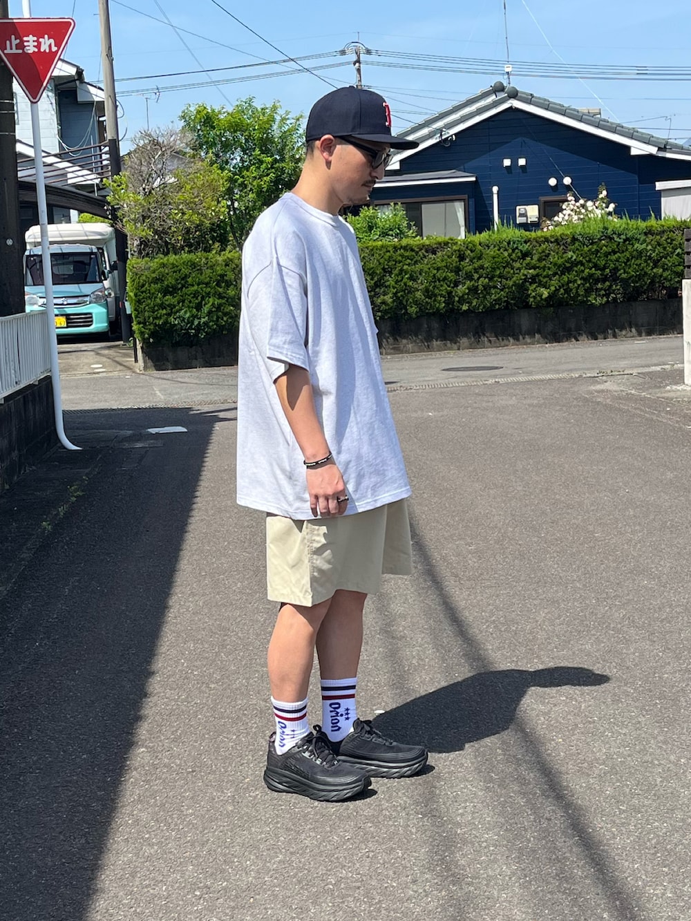 「最近のいい感じコーデ、大人コーデ、シンプル、ゆるコーデ、夏コーデ、ハーフパンツ、スニーカー、休日コーデ、ショーツ、ストリート、オーバーサイズ」｜「NEW ERAのニューエラ キャップ 59FIFTY オーセンティック フラットバイザーMLB（キャップ、ブラック系）」を使った、Hiromu®︎さん（メンズ・174cm）の春コーディネートの2枚目の写真