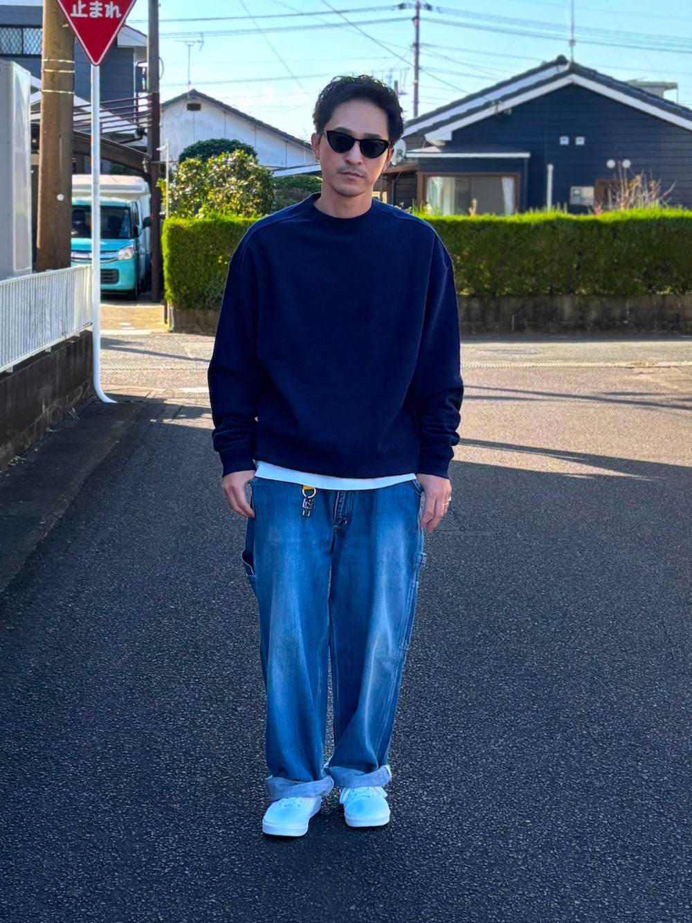 ホワイト系のTシャツ/カットソー、ブルー系のスウェット、ホワイト系のスニーカーを着用したメンズの冬コーディネートの2枚目の写真